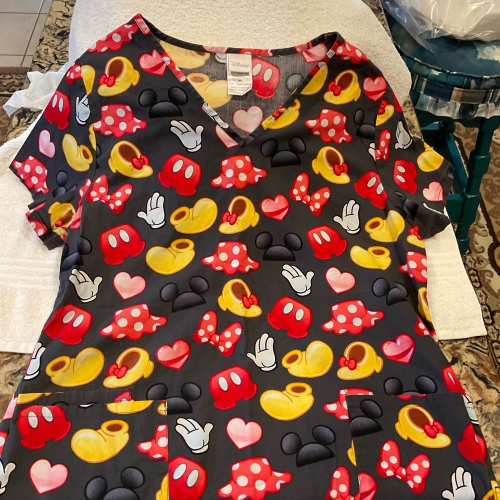 Scrubs Top, Disney size M